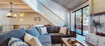 Beautiful Remodeled Home, Private Grill & Laundry. Pool & Hot Tub On-site
