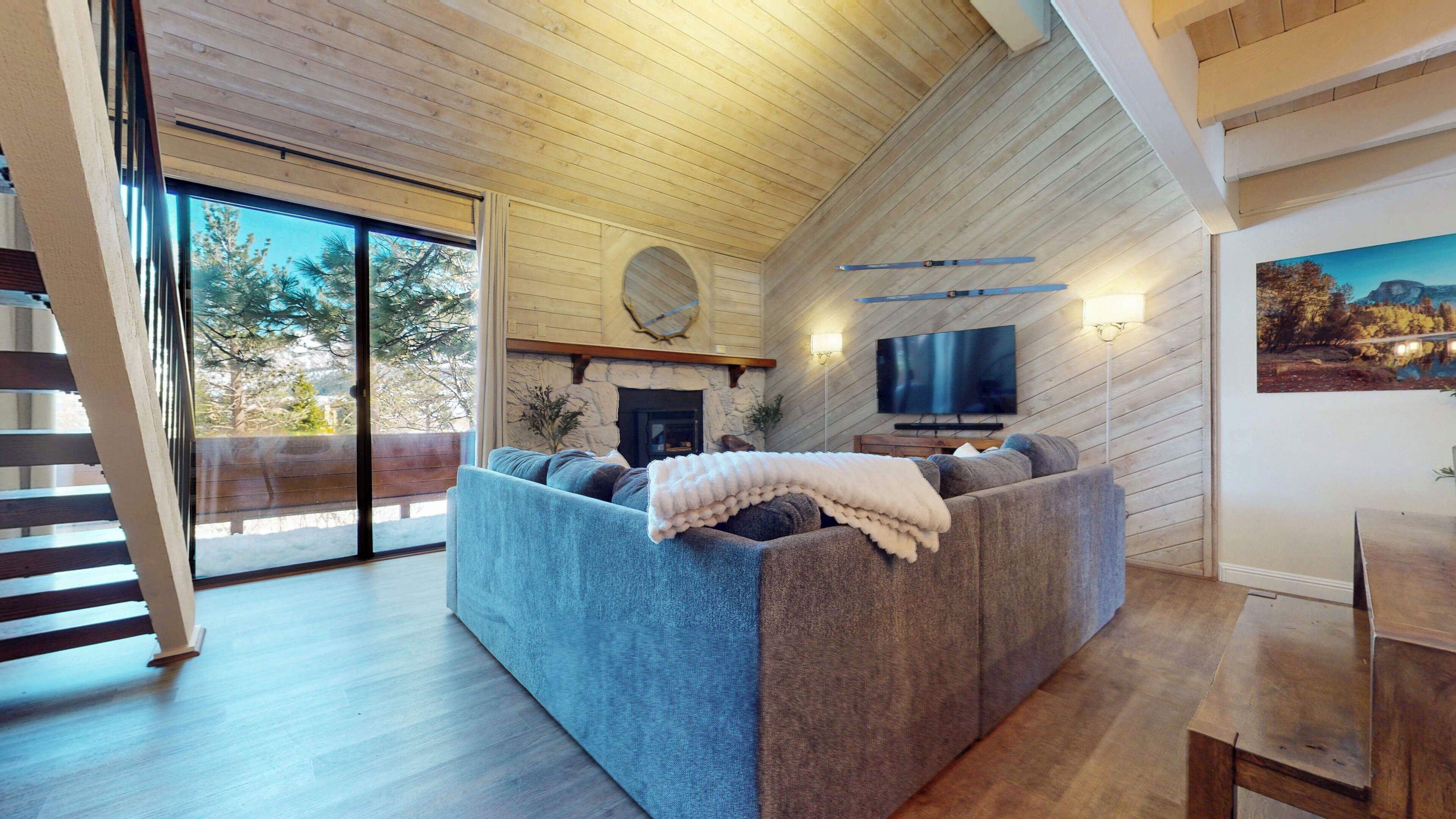 Una Smart TV, una chimenea, un reproductor de DVD, un futbolín