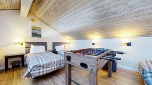 3 bedrooms, free WiFi, bed sheets - Beautiful Remodeled Home, Private Grill & Laundry. Pool & Hot Tub On-site (Mammoth Lakes)