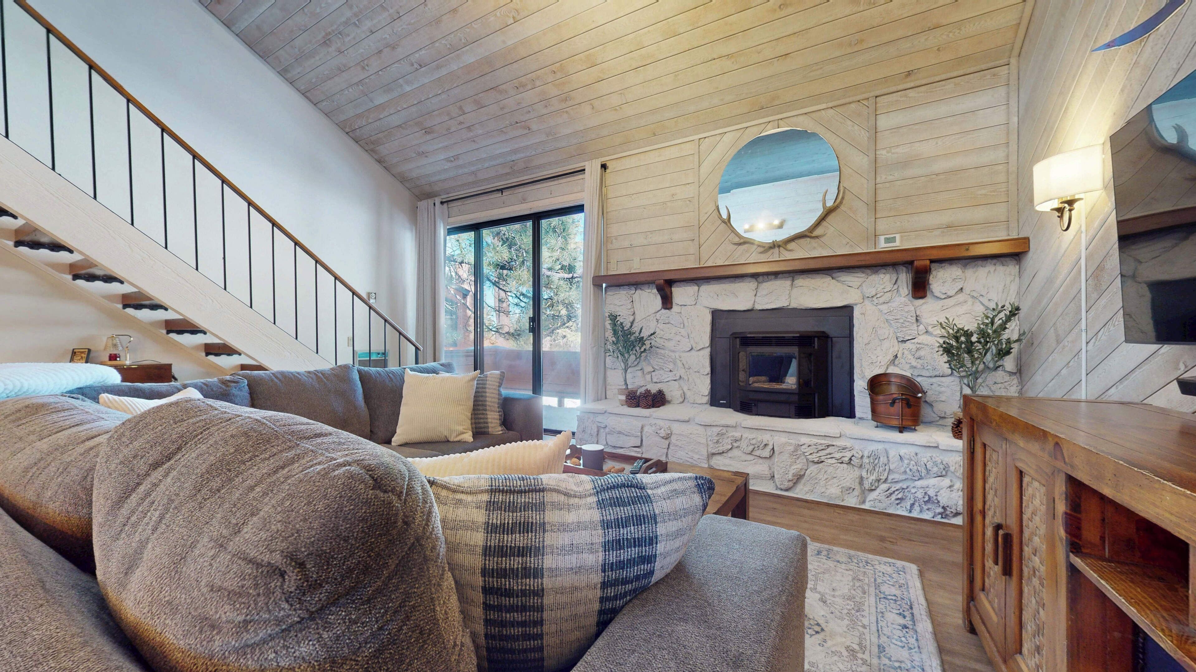 Smart TV, chimenea, reproductor de DVD y futbolito 