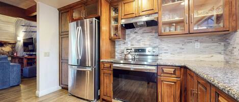 ثلاجة، ميكروويف، فرن، موقد طهي مسطح