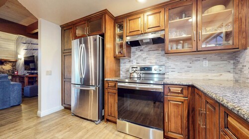 Remodeled Modern Home, Private Wash/Dryer, Fireplace. Steps to the Shuttle