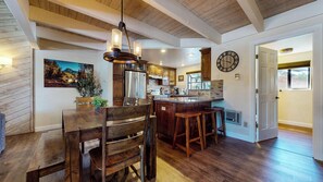 Dining - Beautiful Remodeled Home, Private Grill & Laundry. Pool & Hot Tub On-site (Mammoth Lakes)