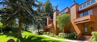 Beautiful Remodeled Home, Private Grill & Laundry. Pool & Hot Tub On-site
