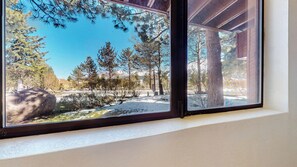 Interior - Beautiful Remodeled Home, Private Grill & Laundry. Pool & Hot Tub On-site (Mammoth Lakes)