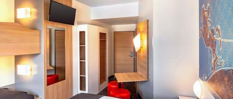 Quadruple Room | Hypo-allergenic bedding available, desk, soundproofing, WiFi (free)