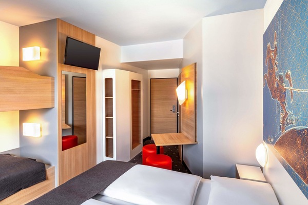 Quadruple Room | Hypo-allergenic bedding available, desk, soundproofing, WiFi (free)