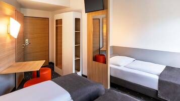 Habitación triple | Ropa de cama hipoalergénica, escritorio, sistema de insonorización