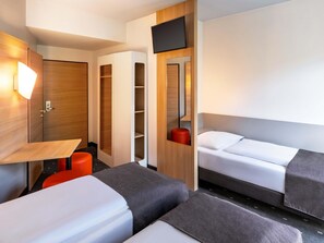 Triple Room | Hypo-allergenic bedding, desk, soundproofing, free WiFi - B&B Hotel Magdeburg-City (Magdeburg)