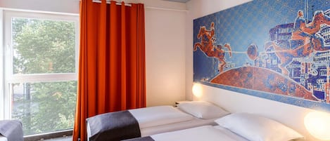 Chambre triple | Literie hypoallergĂ©nique, bureau, systĂšme dâinsonorisation