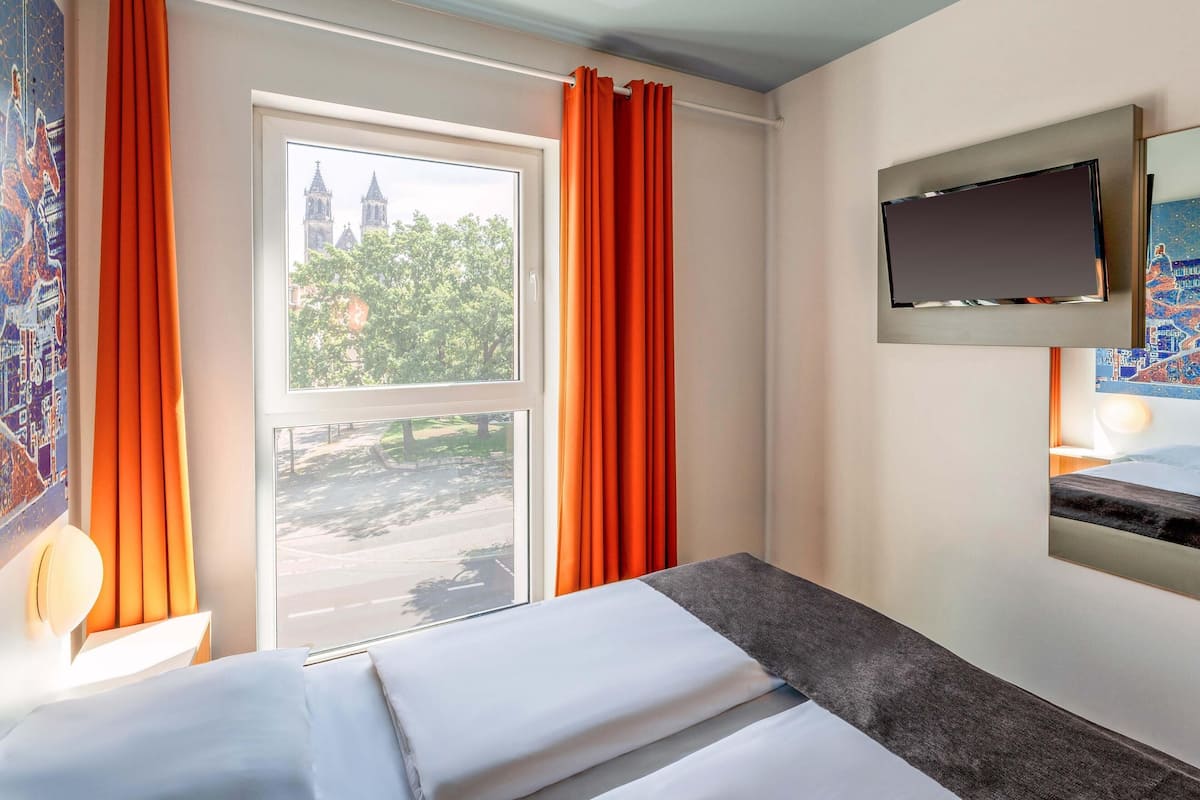 双人房 | 防过敏的被褥、办公桌、隔音、免费 WiFi