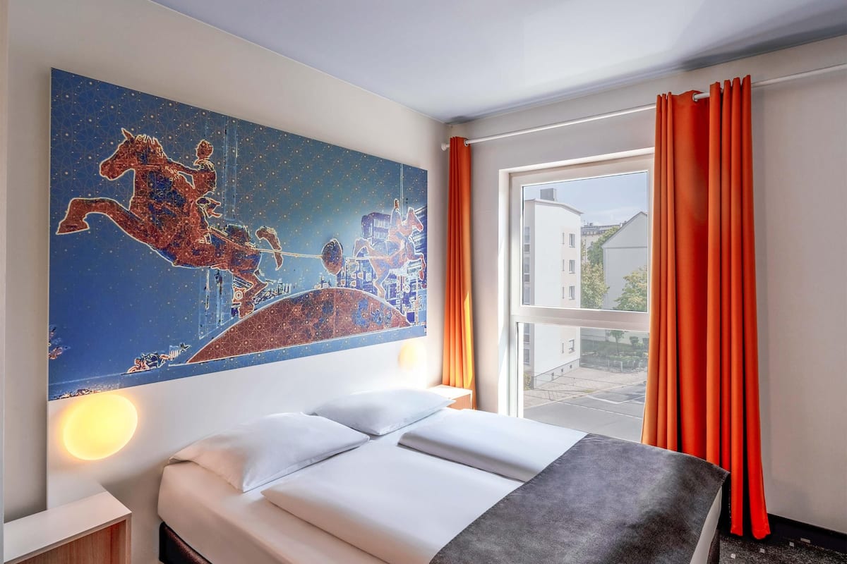 double room | hypo-allergenic bedding, desk, soundproofing, free wifi