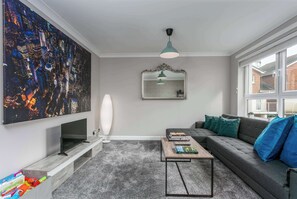TV, Netflix, books, streaming services - Iona Residence - Donnini Apartments (Ayr)