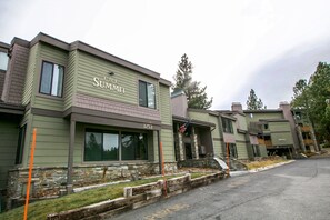 Un edificio con el nombre "The Summit" y el número 3253. Presenta fachada de piedra y una bandera.