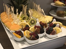 Un vassoio di frutta con diversi tipi di frutta e un'ananas.