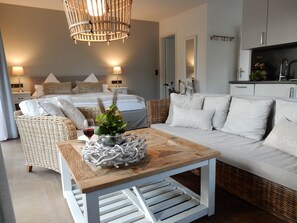 Un dormitorio moderno con una cama grande, un sofá y una mesa de comedor.