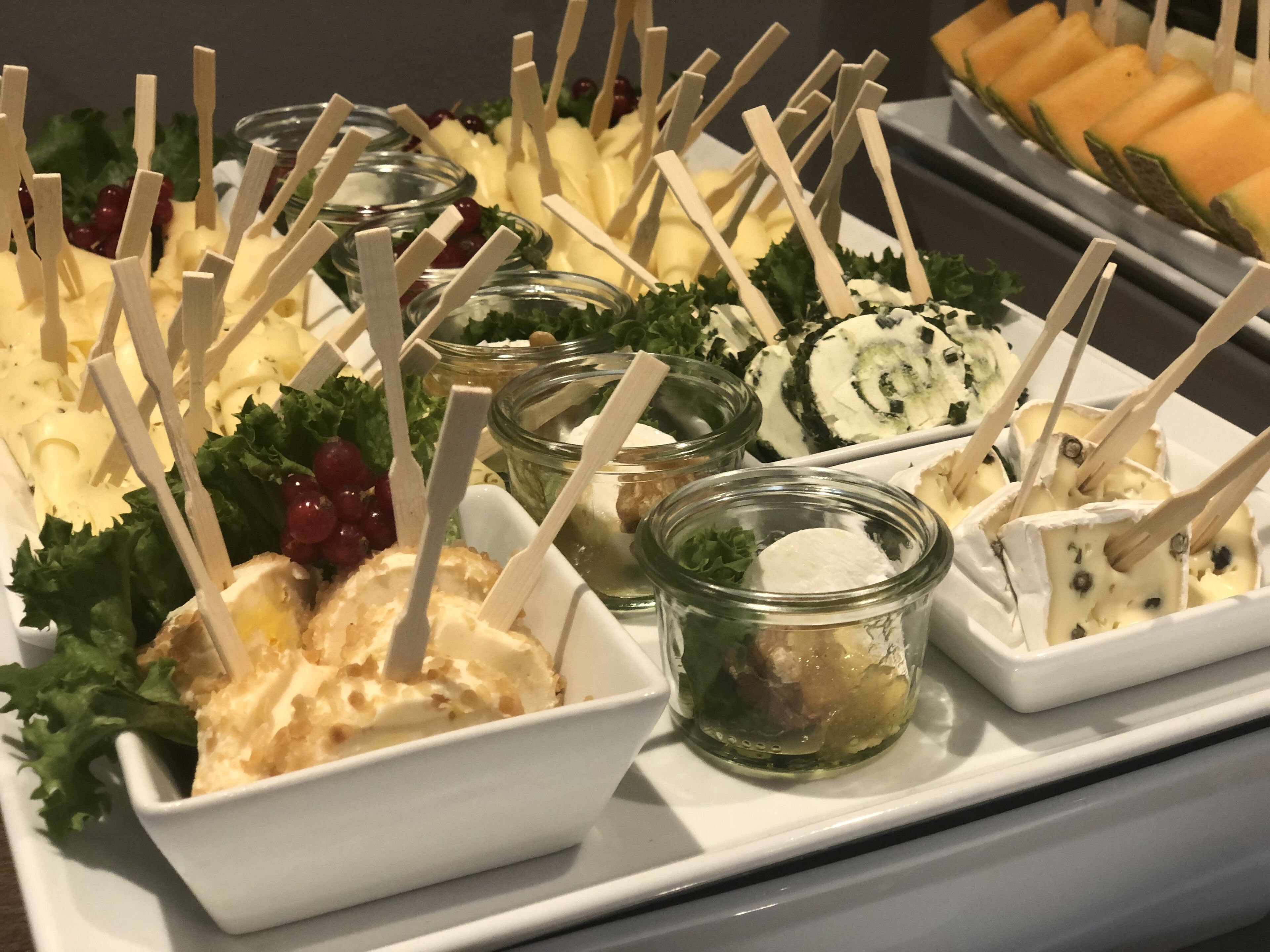 Ein reichhaltiges Buffet mit Käse, Obst und Gemüse.