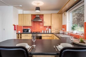 Fridge, microwave, oven, toaster - Walker Suite No82 - Donnini Apartments (Kilmarnock)