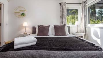 2 bedrooms, iron/ironing board, travel cot, WiFi