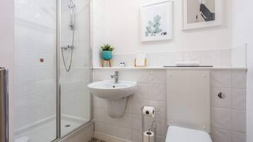 Bathtub, hair dryer, towels