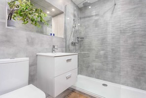 Bañera, artículos de higiene personal gratuitos y secador de pelo