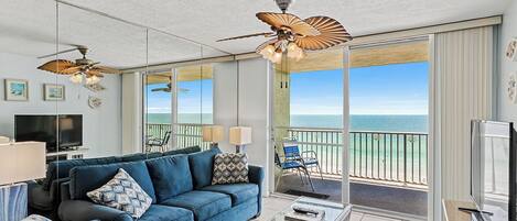 Fernseher, DVD-Player, Tischfußball, Tischtennisplatte