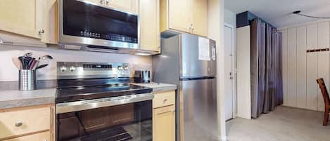 Refrigerador, microondas, horno y parrilla de estufa