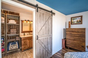 1 slaapkamer, een strijkplank/strijkijzer, wifi, beddengoed