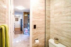 Regadera, secadora de cabello, toallas