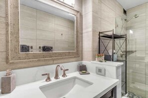Een douche, een haardroger, handdoeken, shampoo