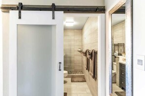 Dusche, Haartrockner, Handtücher, Shampoo