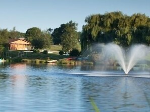 Una piscina cubierta, una piscina al aire libre