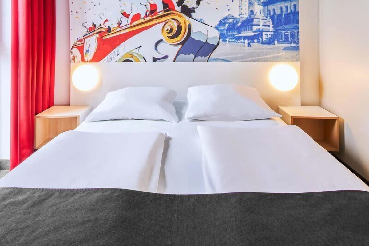 Double Room | Desk, soundproofing, WiFi (free), bed sheets