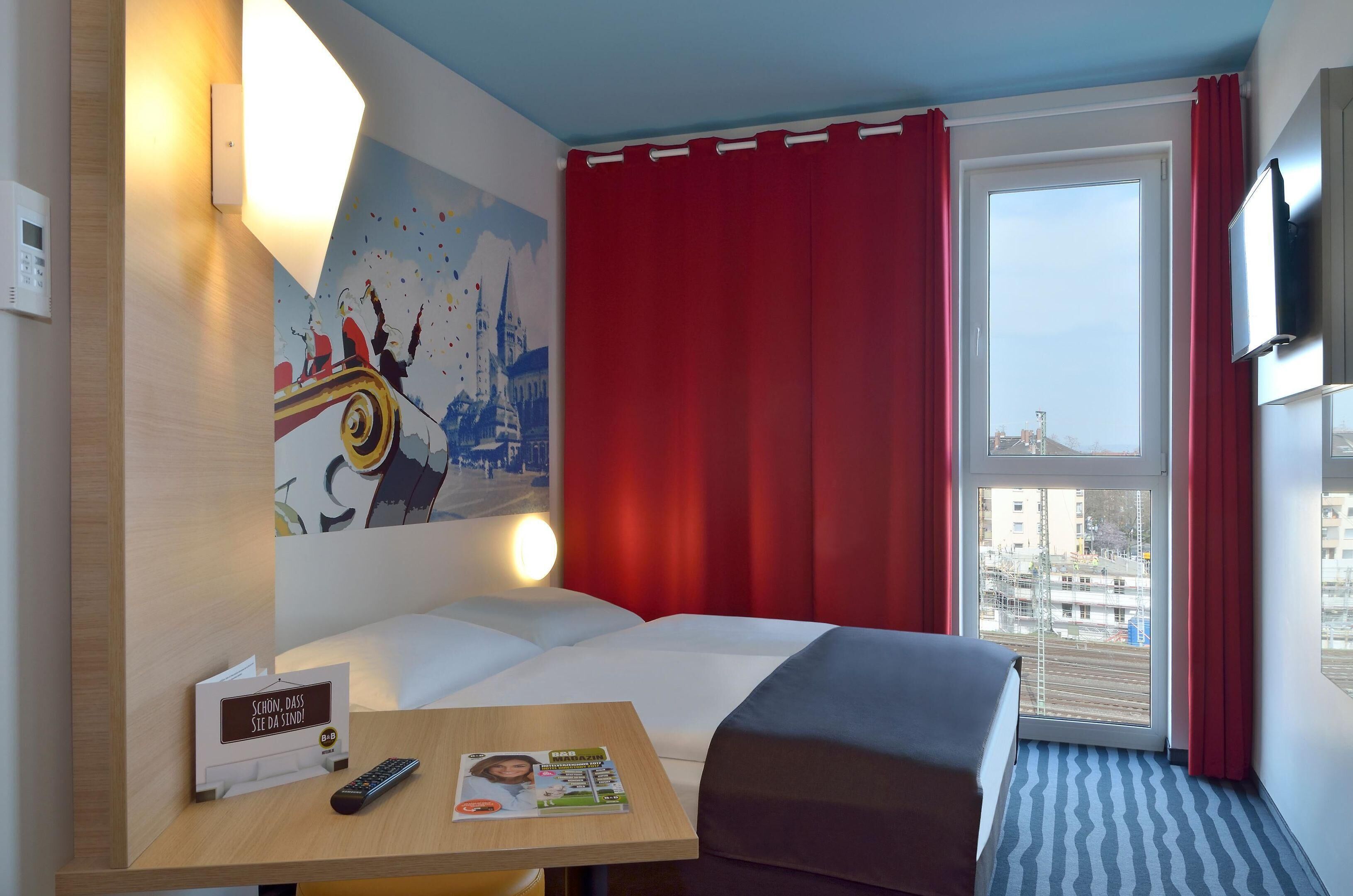 Desk, soundproofing, WiFi (free), bed sheets