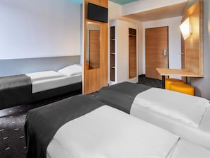 Desk, soundproofing, free WiFi, bed sheets
