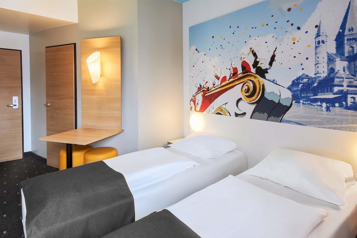 twin room | desk, soundproofing, free wifi, bed sheets