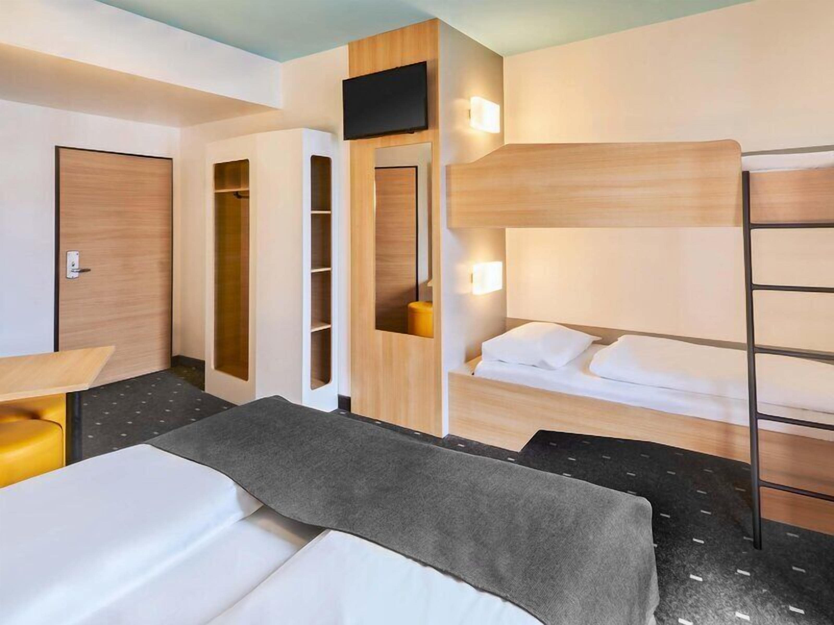 Habitación cuádruple | Escritorio, sistema de insonorización, wifi gratis y ropa de cama