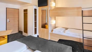 Habitación cuádruple | Escritorio, sistema de insonorización, wifi gratis y ropa de cama