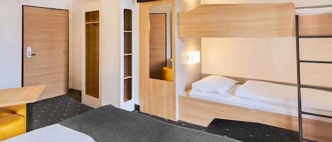 Habitación cuádruple | Escritorio, insonorización, wifi gratis y ropa de cama