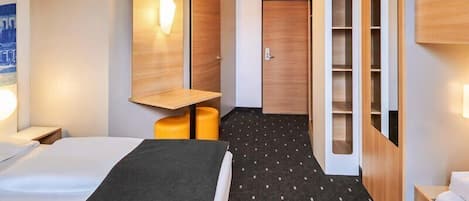 Quadruple Room | Desk, soundproofing, free WiFi, bed sheets