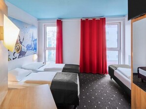 Triple Room | Desk, soundproofing, WiFi (free), bed sheets - B&B Hotel Mainz-Hbf (Mainz)