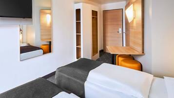 Zweibettzimmer | Schreibtisch, schallisolierte Zimmer, kostenloses WLAN, Bettwäsche