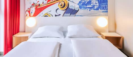 Desk, soundproofing, free WiFi, bed sheets