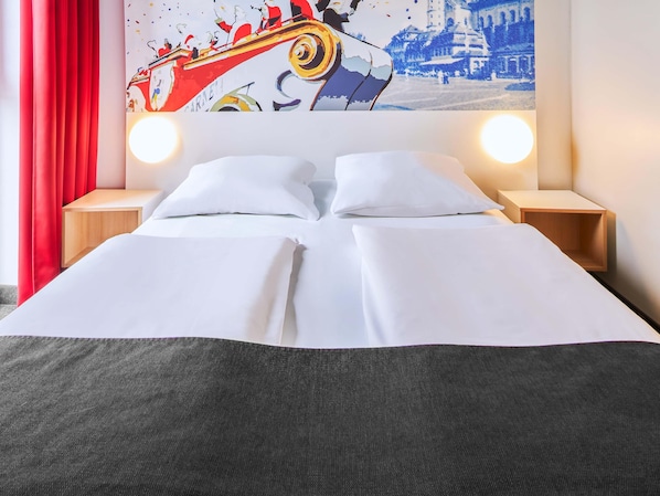 Desk, soundproofing, free WiFi, bed sheets