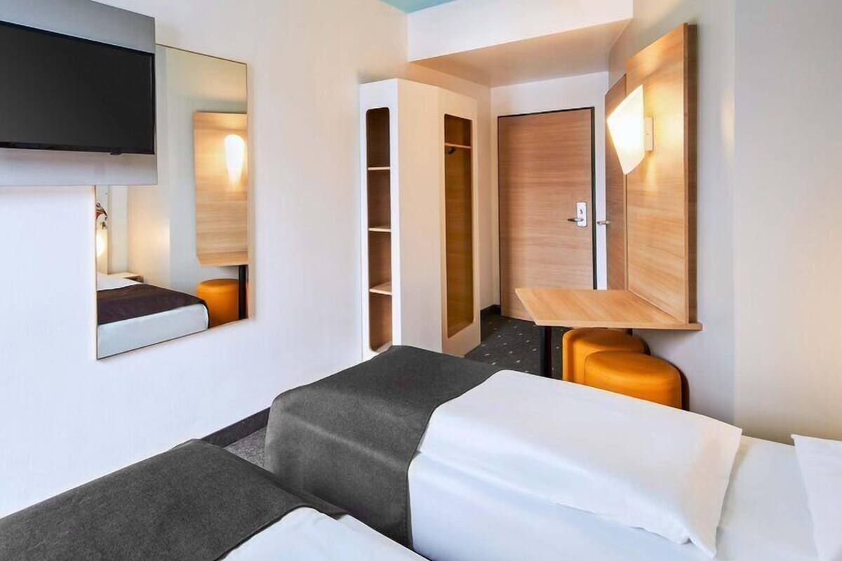 Twin Room | Desk, soundproofing, WiFi (free), bed sheets