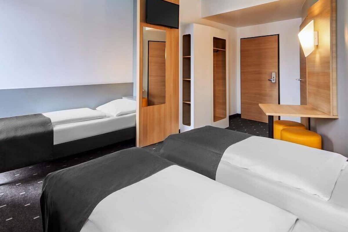 Triple Room | Desk, soundproofing, WiFi (free), bed sheets