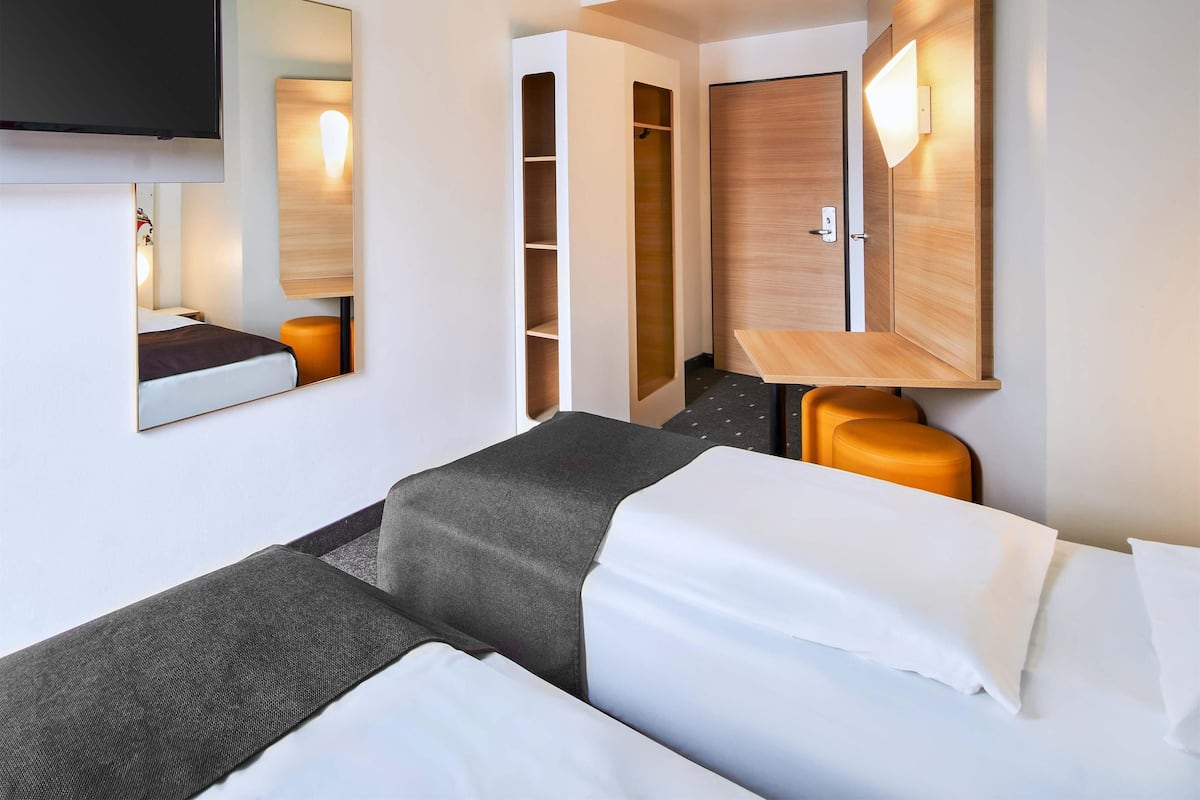 Quarto duplo | Escrivaninha, quartos à prova de som, Wi-Fi de cortesia, roupa de cama