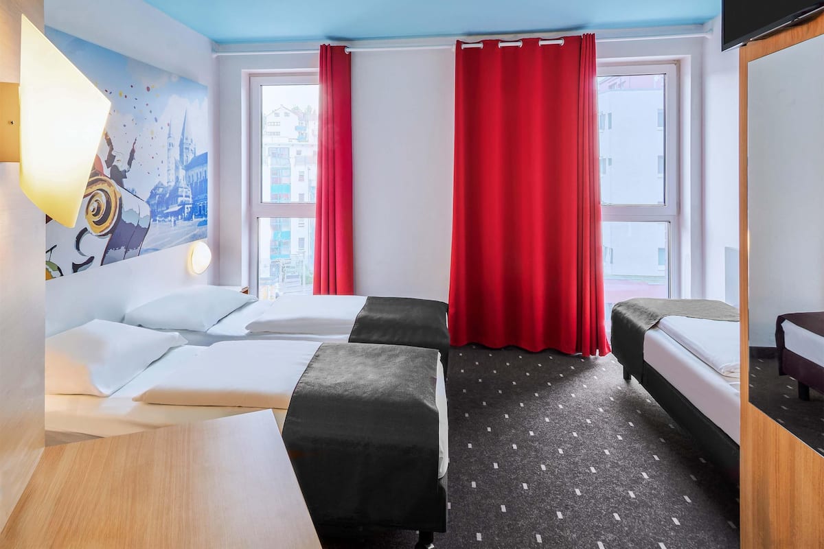 Quarto triplo | Escrivaninha, quartos à prova de som, Wi-Fi de cortesia, roupa de cama