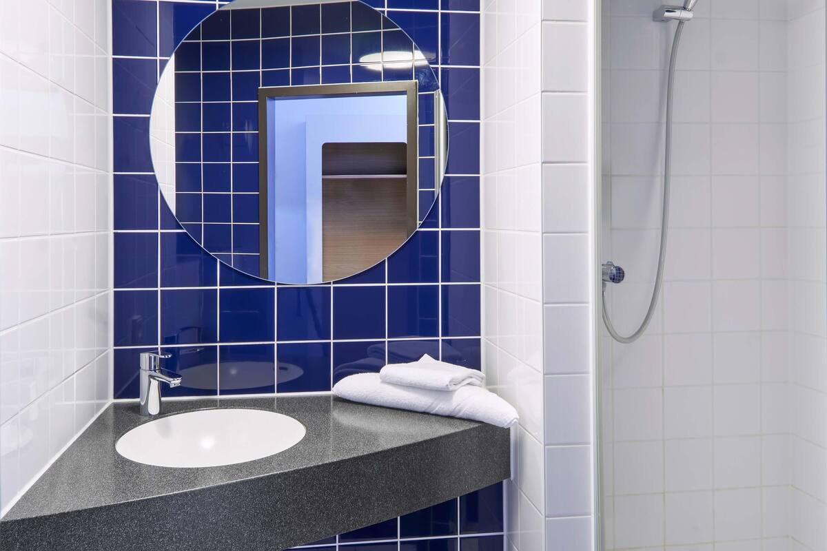 desk, soundproofing, free wifi, bed sheets