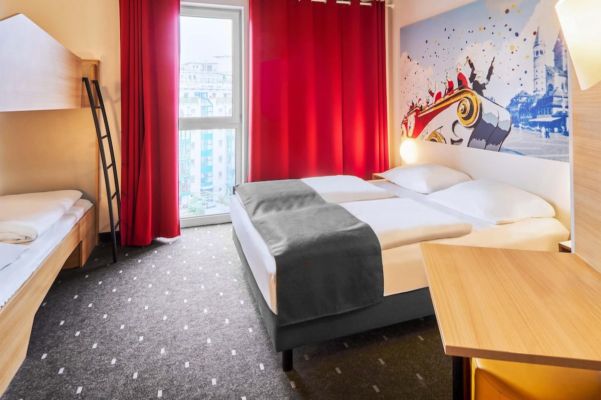 Kamar Quadruple | Meja kerja, kedap suara, Wi-Fi gratis, dan seprai linen